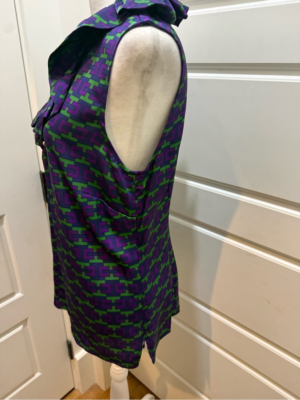 Elizabeth McKay. Sleeveless Elizabeth Silk Blend Blouse. Size 4. - Picture 8 of 9
